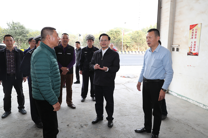 縣委書記曾永祥率隊到益豐汽車運輸公司開展節(jié)前安全生產(chǎn)檢查工作（胡金輝攝）.JPG