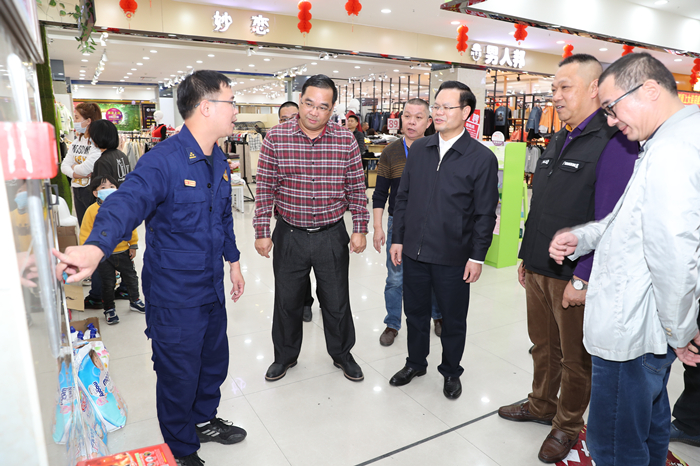 縣委書記曾永祥率隊到大潤發(fā)購物廣場開展節(jié)前安全生產(chǎn)檢查工作（胡金輝攝）.JPG