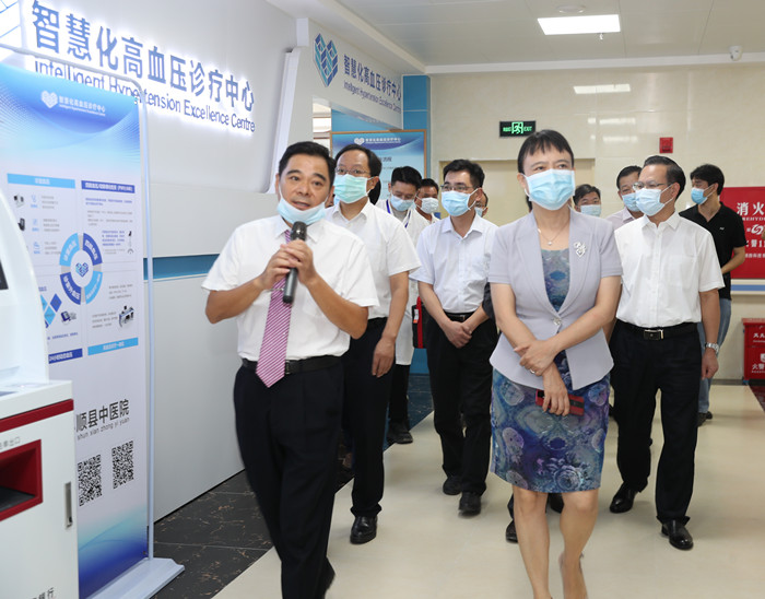 領導嘉賓參觀縣中醫(yī)院新院區(qū)_副本.jpg