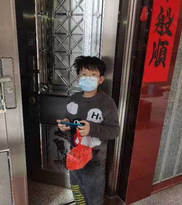 1230同心抗疫顯溫情！湯坑鎮(zhèn)村（社區(qū)）向困難群眾免費發(fā)放愛心藥包_3