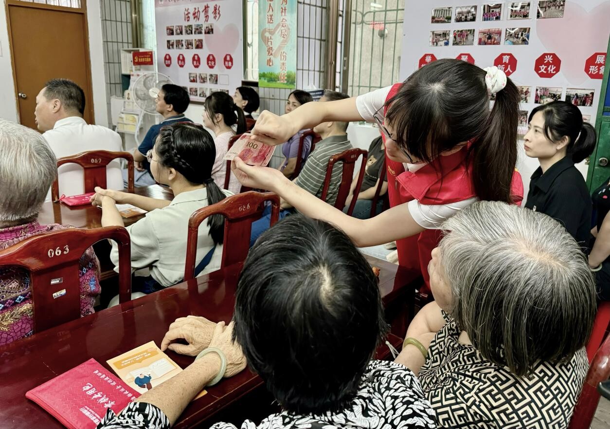 20240521“銀社共建‘幣’需平安 守住老年人‘錢袋子’”——湯坑鎮(zhèn)人民社區(qū)、東山社區(qū)“金融知識(shí)進(jìn)社區(qū)”活動(dòng).docx_3