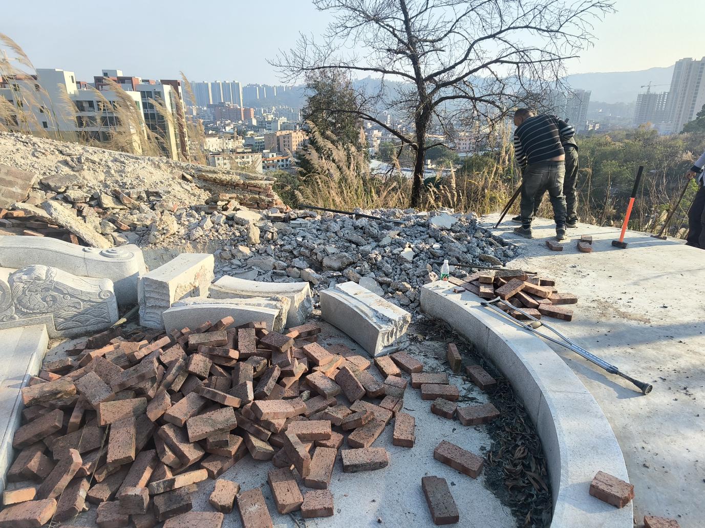 20250117湯坑鎮(zhèn)：依法拆除違建墳墓，文明殯改樹立新風.docx_2