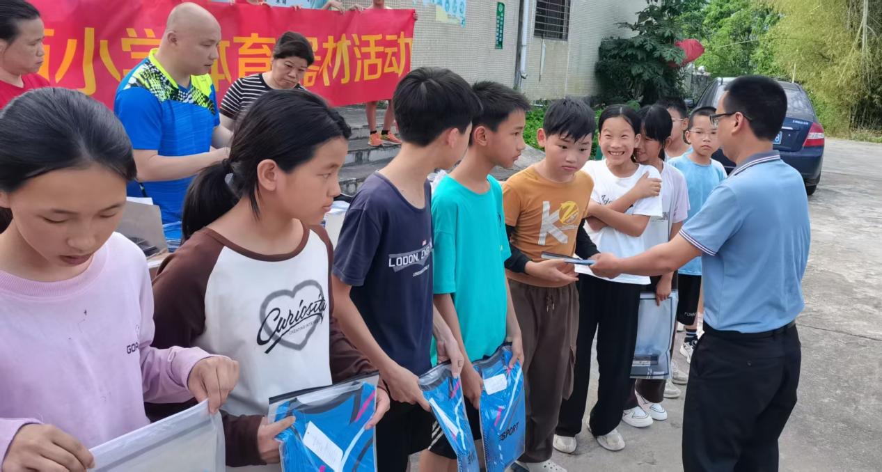 廣州星加坊貿(mào)易有限公司向豐良鎮(zhèn)成西小學(xué)進(jìn)行愛心捐贈活動.docx_2