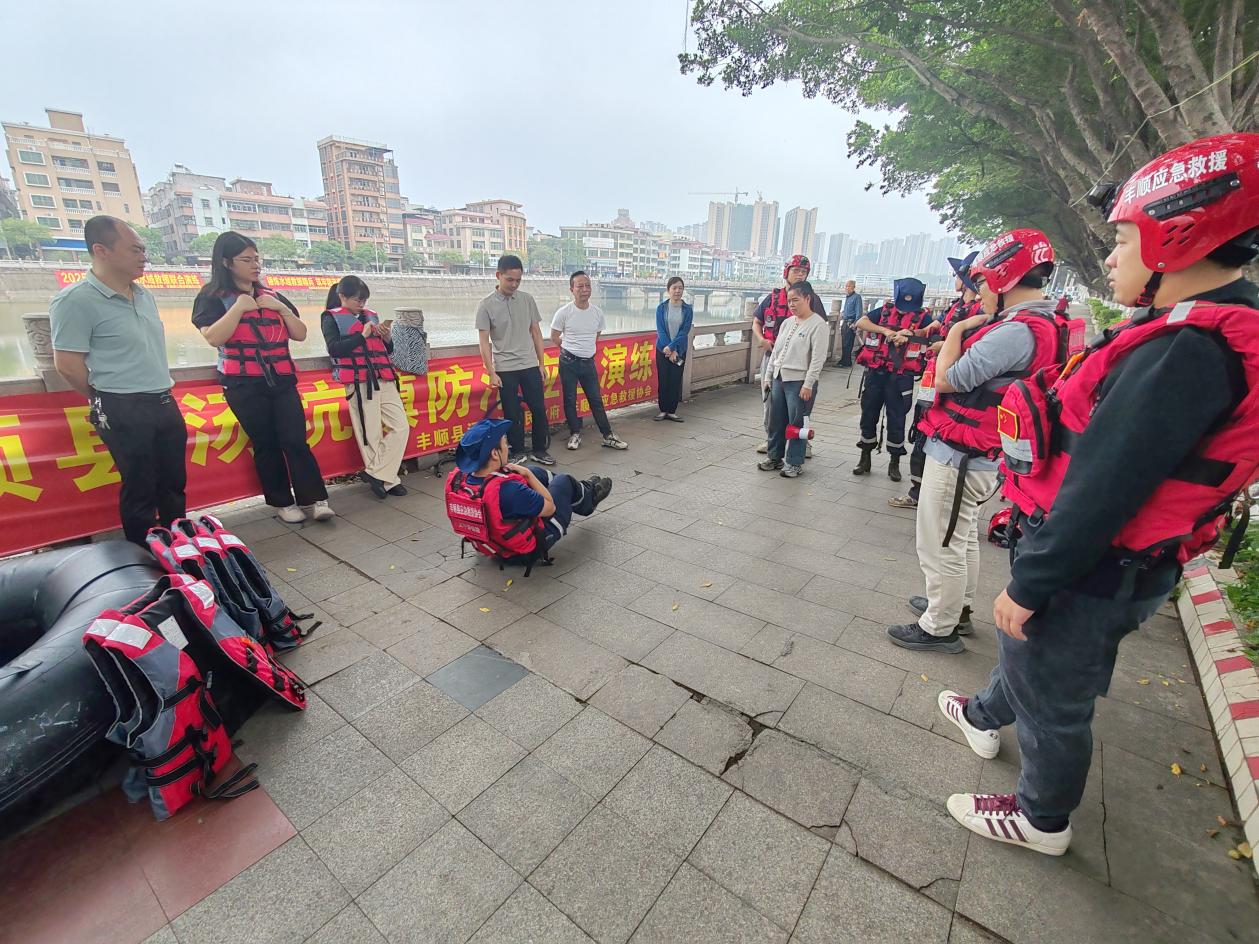 湯坑鎮(zhèn)聯(lián)合縣應(yīng)急救援協(xié)會開展2025年防汛應(yīng)急救援演練.docx_4